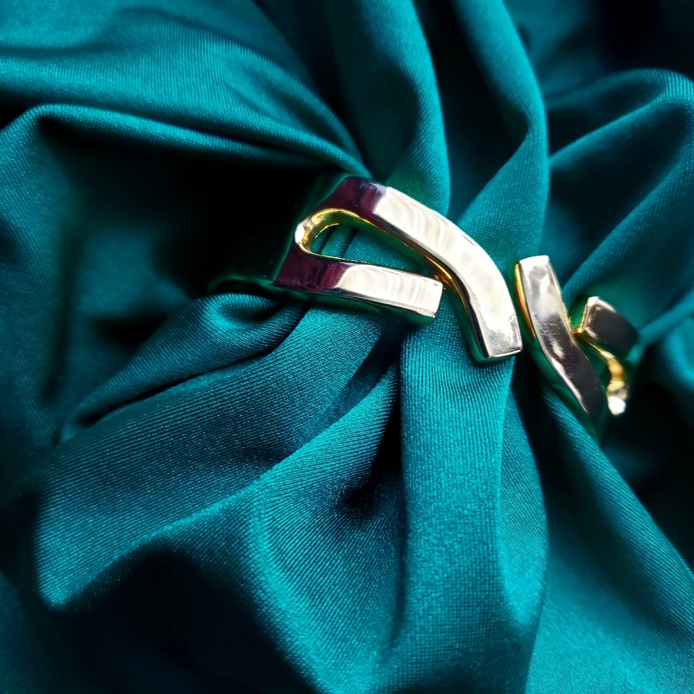VTG POLISHED GOLD KJL HINGE BRACELET